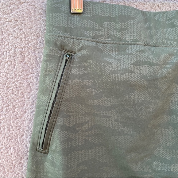 Orvis Stretch Travel Skort Embossed Camo Print Sz XL - Picture 2 of 11